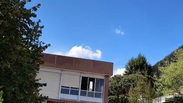 Volano mobili dalle finestre della Veninni