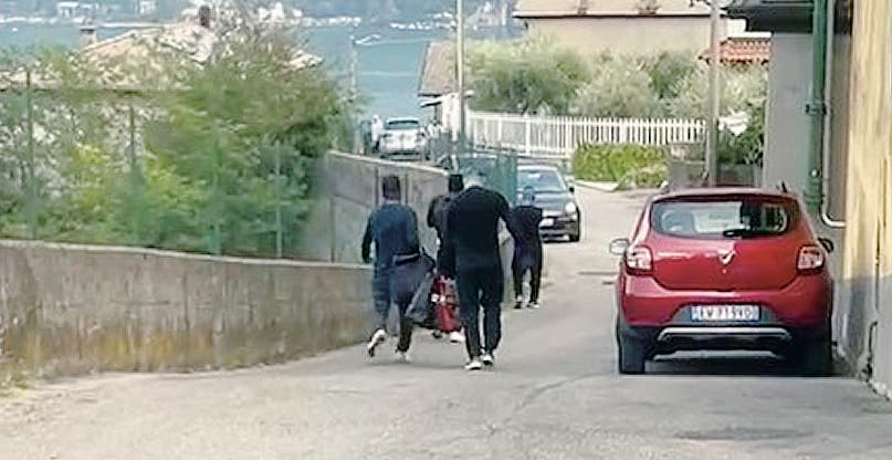 I ladri in casa del calciatore del Como. La Bmw della fuga al centro delle indagini (Il video) 