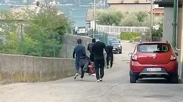 I ladri in casa del calciatore del Como. La Bmw della fuga al centro delle indagini (Il video) 