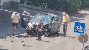 Uggiate: auto sbanda, abbatte un muro e rompe l’idrante. Ora la zona è senza acqua