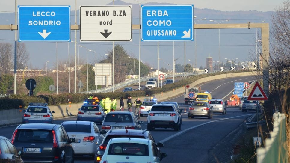 Cadono in moto sulla 36, gravissimi due ragazzini 