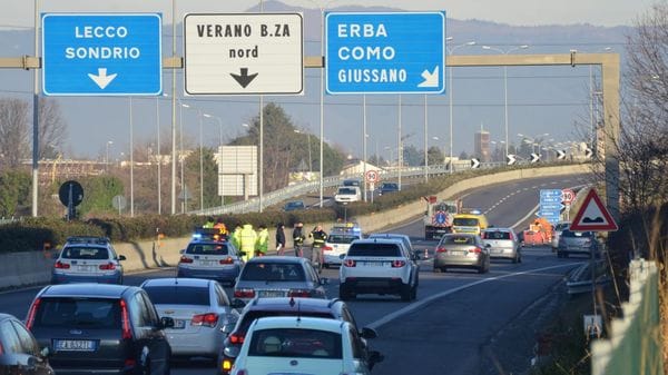 Cadono in moto sulla 36, gravissimi due ragazzini 