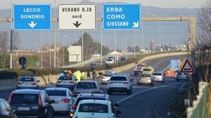 Cadono in moto sulla 36, gravissimi due ragazzini 