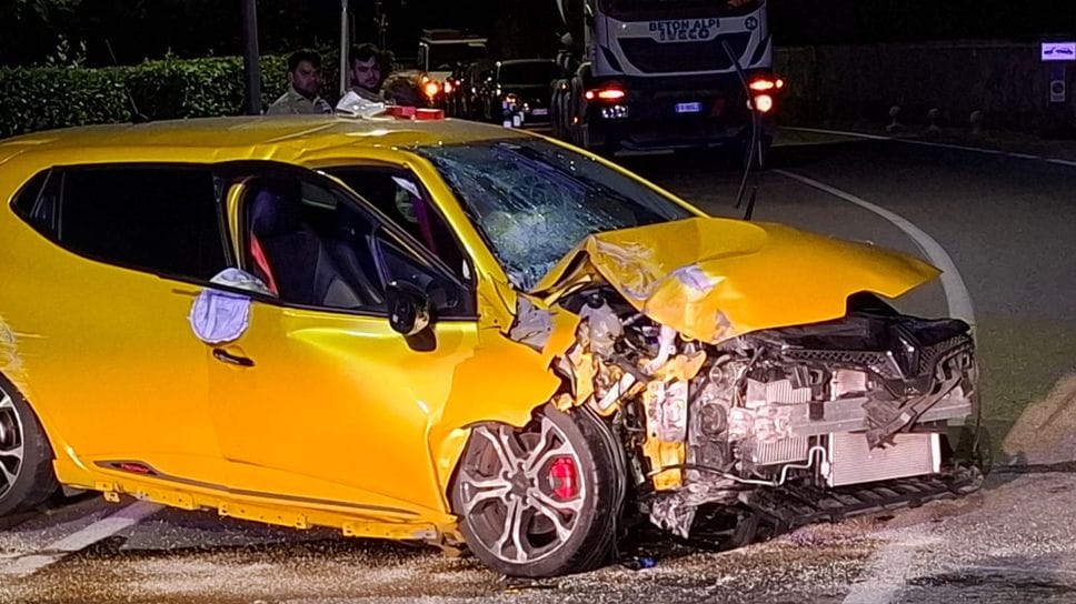 L’auto va a finire contro il guardrail sulla Regina: due giovani in ospedale