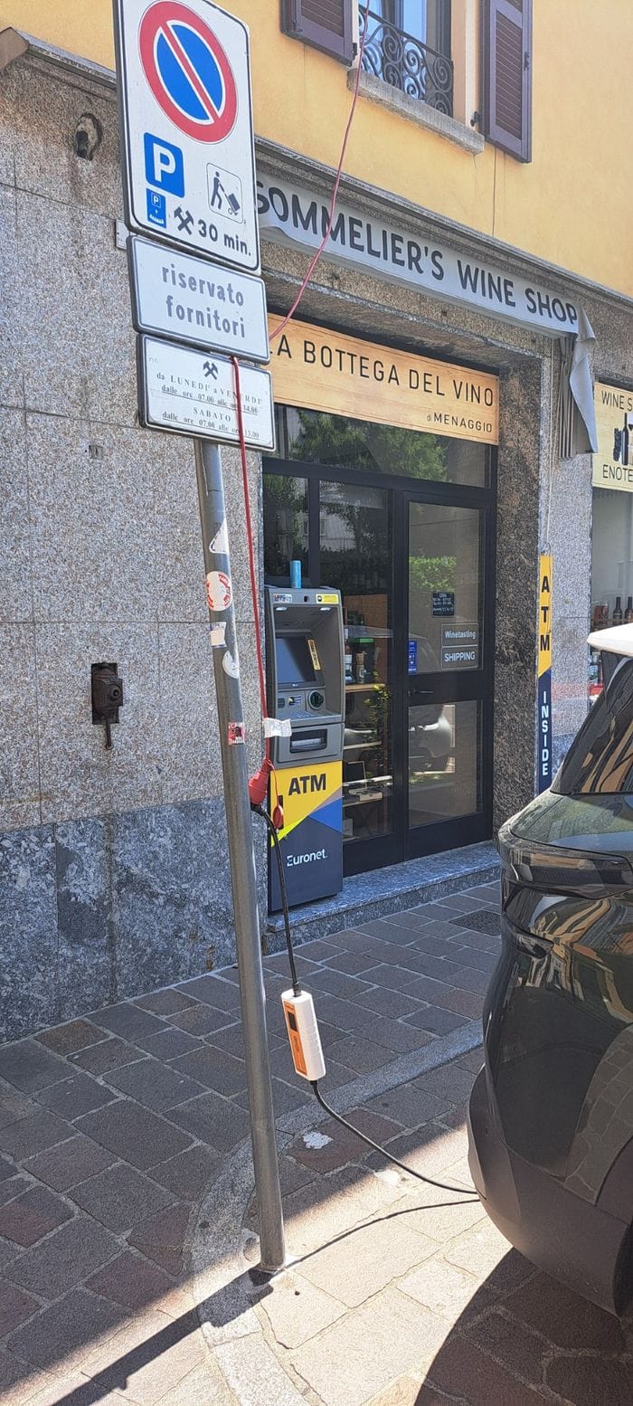 Menaggio, auto elettrica in strada caricata con un cavo dalla finestra di casa: «E non pagano il ticket»