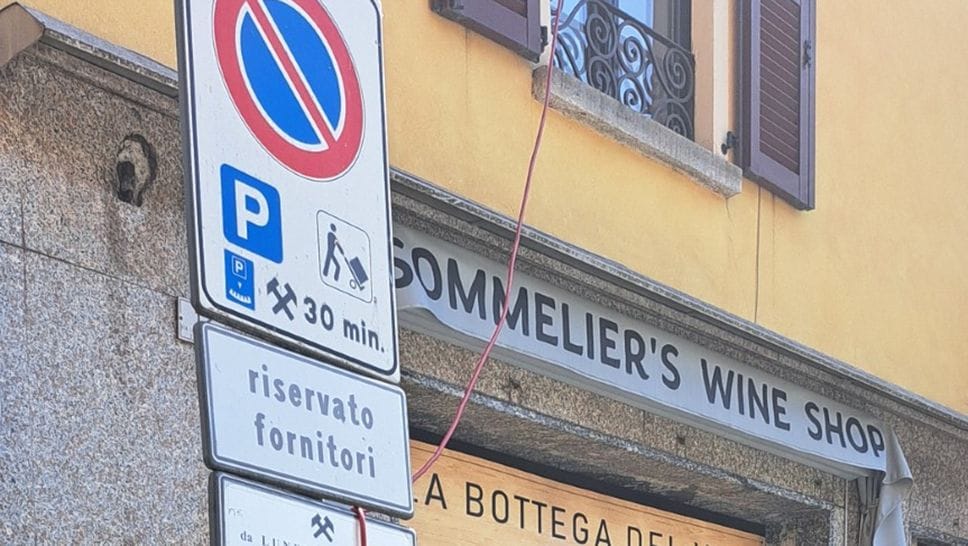 Menaggio, auto elettrica in strada caricata con un cavo dalla finestra di casa: «E non pagano il ticket»