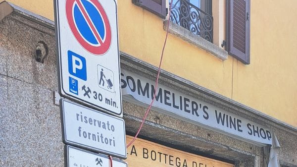 Menaggio, auto elettrica in strada caricata con un cavo dalla finestra di casa: «E non pagano il ticket»