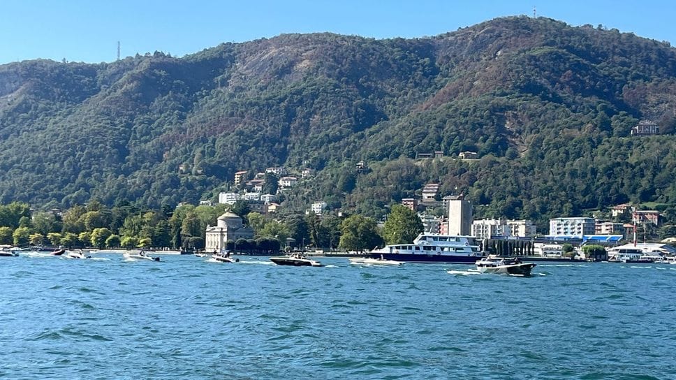 Motoscafi schierati per l’arrivo del perito a Villa Geno: «Il pontile non è sicuro»