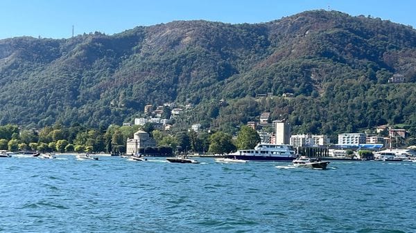 Motoscafi schierati per l’arrivo del perito a Villa Geno: «Il pontile non è sicuro»