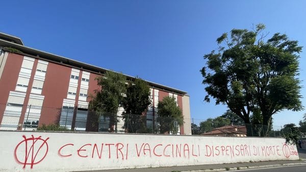 Blitz dei no vax all’ospedale di Cantù: scritte firmate con la W