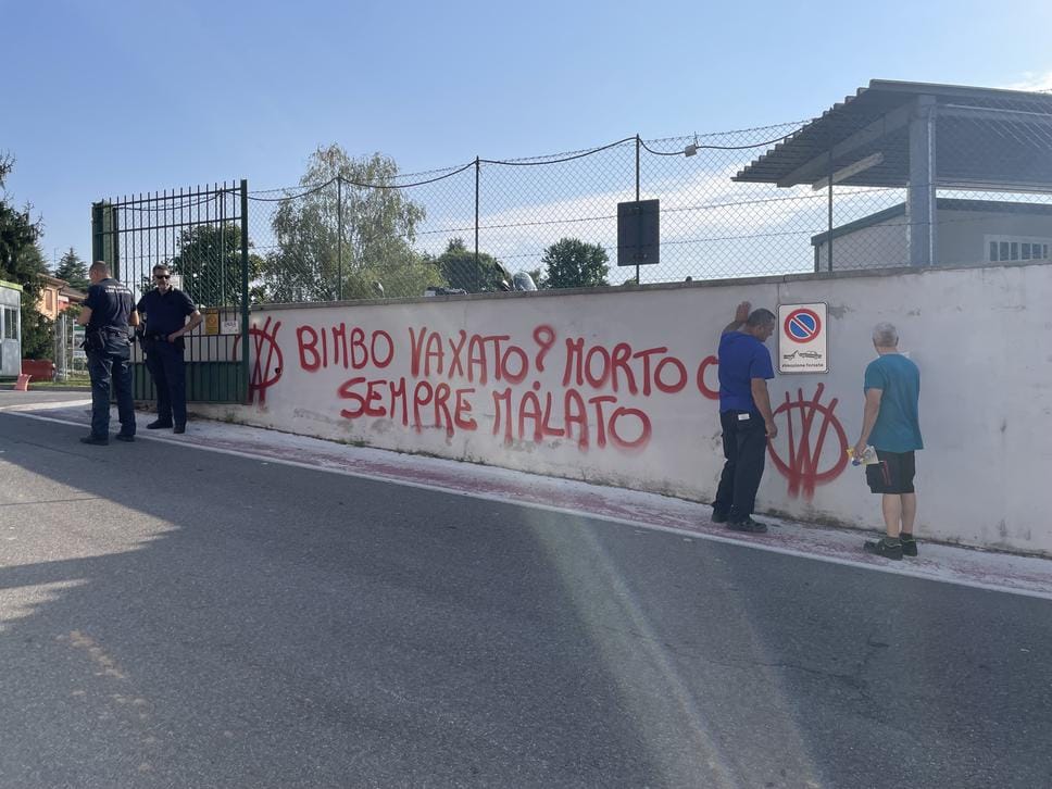 Blitz dei no vax all’ospedale di Cantù: scritte firmate con la W