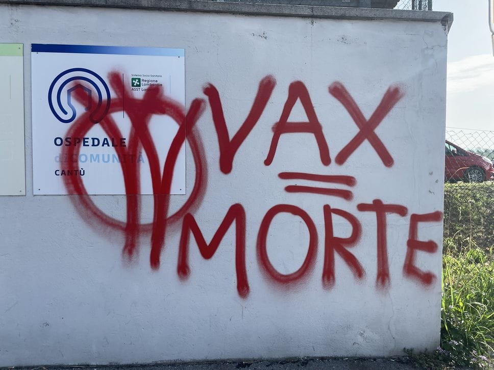 Blitz dei no vax all’ospedale di Cantù: scritte firmate con la W