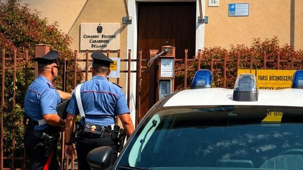 Fugge dai carabinieri ma il borsello lo incastra: denunciato un giovane bellagino