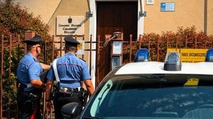 Fugge dai carabinieri ma il borsello lo incastra: denunciato un giovane bellagino
