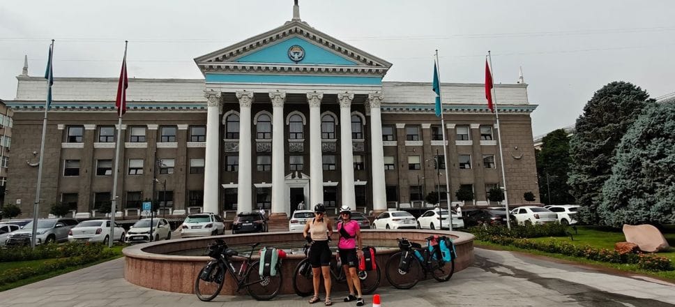 Nozze d’argento in bici: il Kirghizistan di Max e Roby