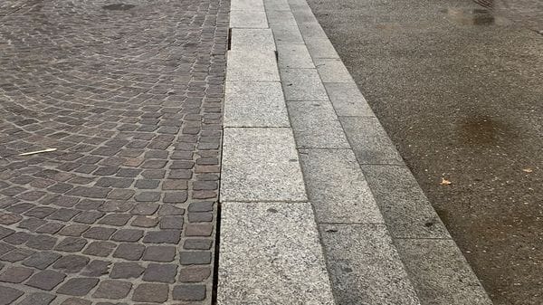 Nuovo lungolago, primi guai: si staccano i cordoli di granito