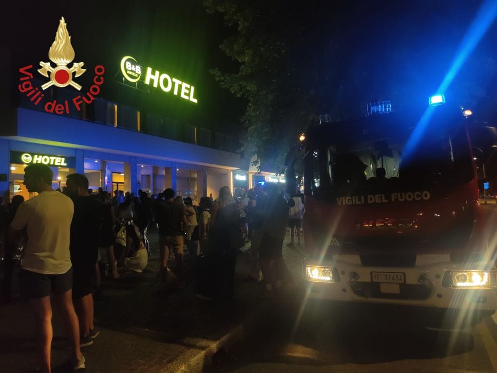 Turisti evacuati in viale Innocenzo: disturbi respiratori tra gli ospiti dell’hotel