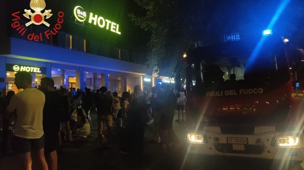 Turisti evacuati in viale Innocenzo: disturbi respiratori tra gli ospiti dell’hotel