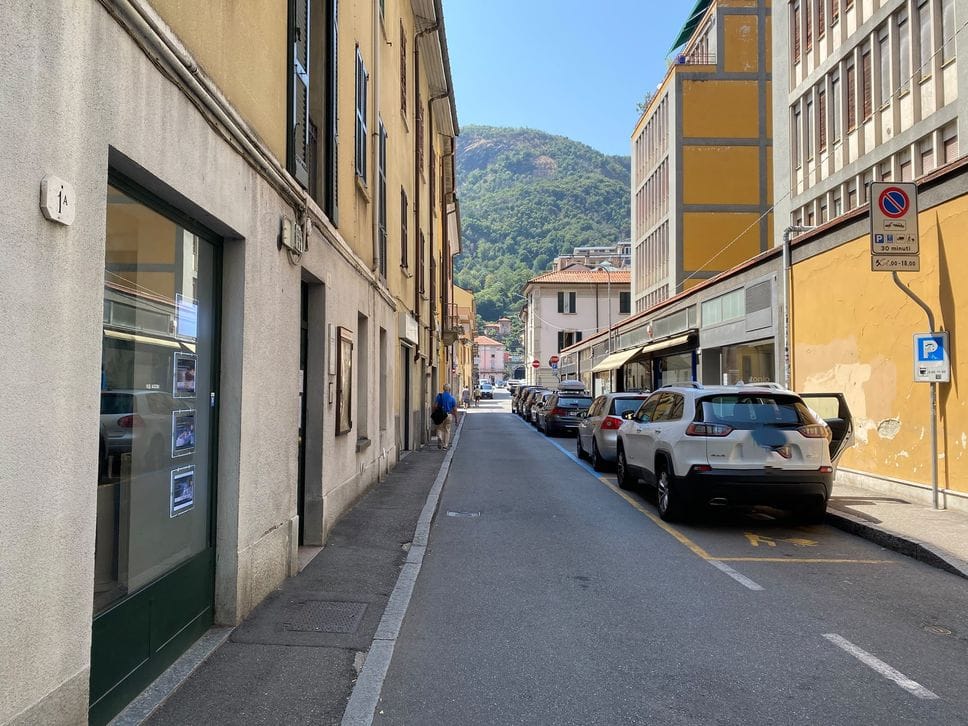 Aggredito in via Borsieri a Como: un passante insegue i ladri
