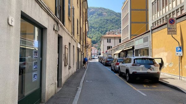 Aggredito in via Borsieri a Como: un passante insegue i ladri