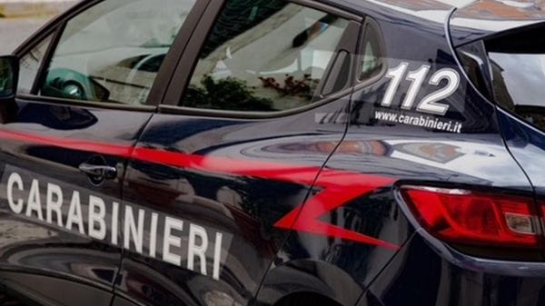 Fa un incidente, arrivano i carabinieri e lui reagisce con violenza: arrestato a Casnate