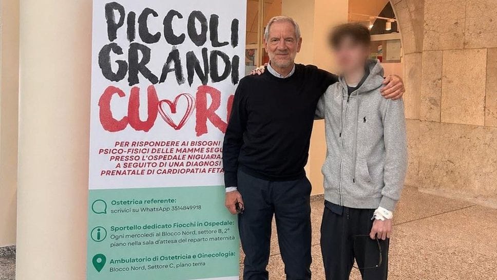 Lorenzo a Crans Montana con la foto di Sofia: «La metterà sulla porta della discoteca»
