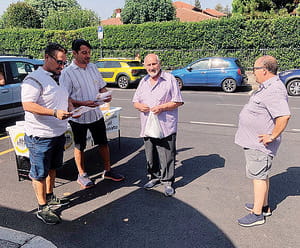 Prima in chiesa, ora al mercato «Come difendersi dai truffatori»