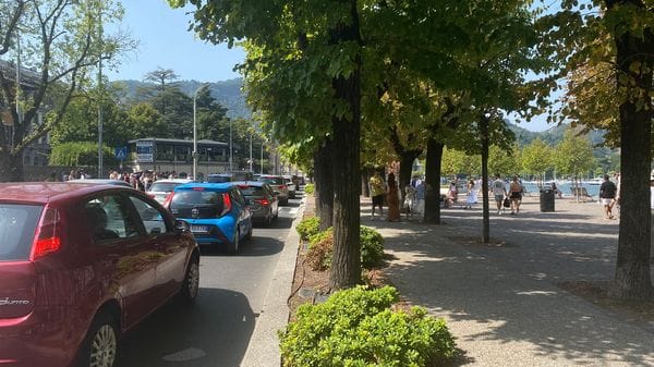 Si asfalta il lungolago: lavori notturni ma code anche di giorno