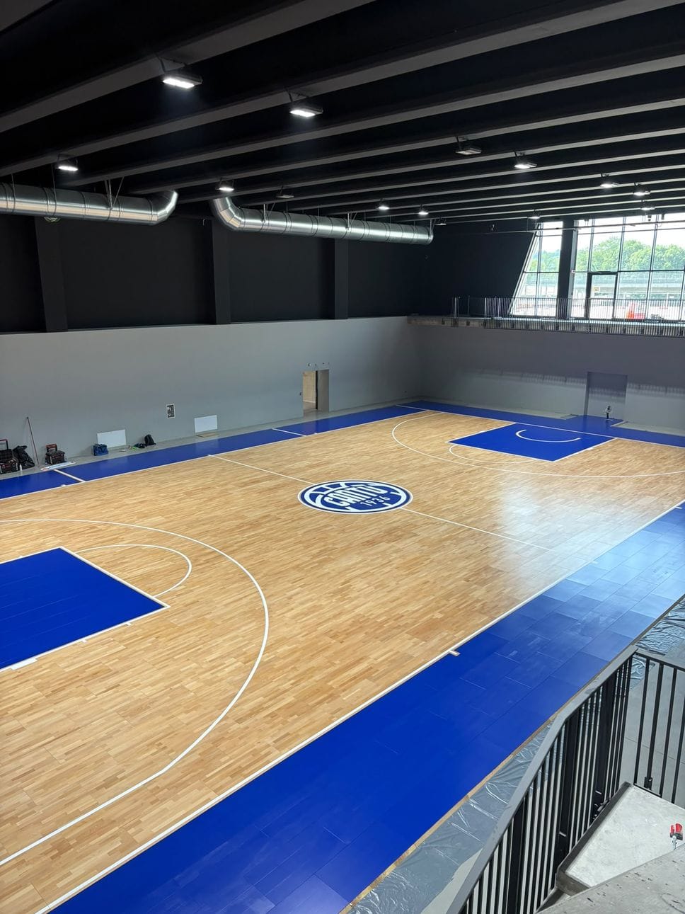 Arena di Cantù, ultimato il tetto. Parquet e canestri già pronti nella palestra