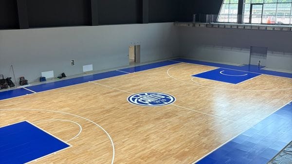 Arena di Cantù, ultimato il tetto. Parquet e canestri già pronti nella palestra