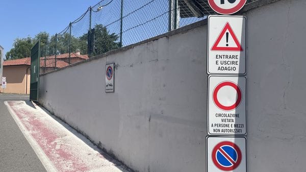 Cantù, ripulite le scritte no vax   fuori dall’ospedale