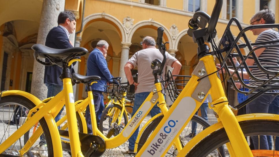 Como, stop in Ztl anche alle bici: «Assurdo vietarle, va fermato chi corre»