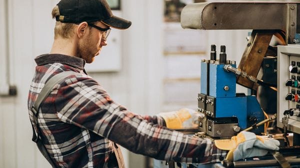 Riparte l’industria. Ma pesa l’aumento delle materie prime