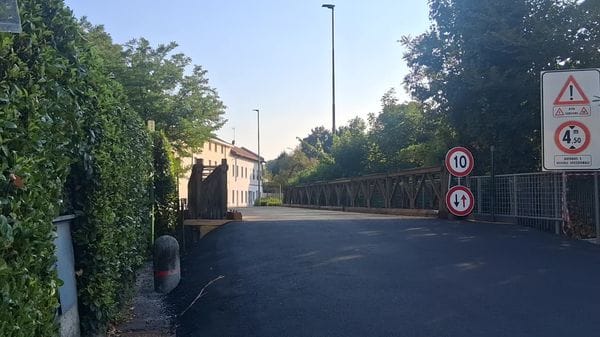 A Carimate la Valle protesta: «Non si dorme più». Stop al ponte di via Roma fino a lunedì