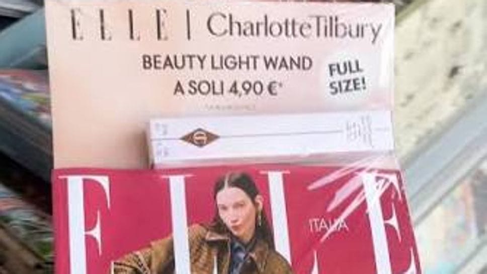 Anche a Como code fuori dalle edicole per “Elle” con il blush: il prodotto cosmetico diventato famoso sui social