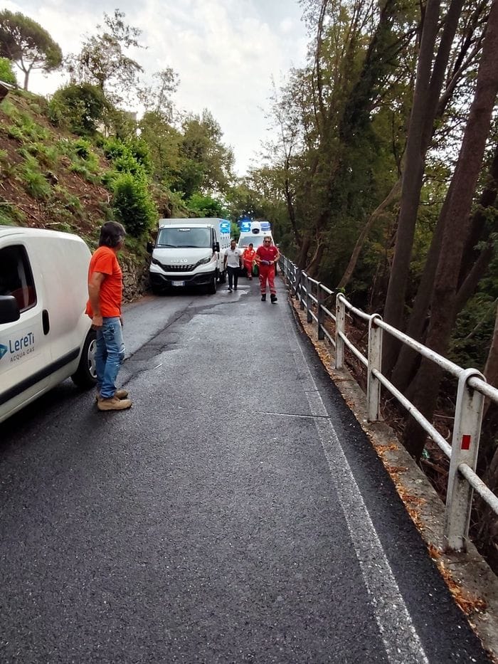 Cade in moto in via per Como: chiusa fino alle 11 la strada tra Brunate e Civiglio