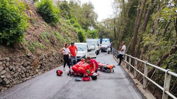 Cade in moto in via per Como: chiusa fino alle 11 la strada tra Brunate e Civiglio