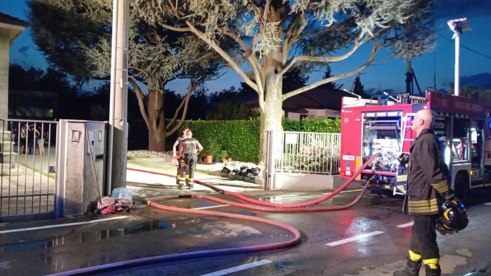 Fiamme dentro il mobilificio