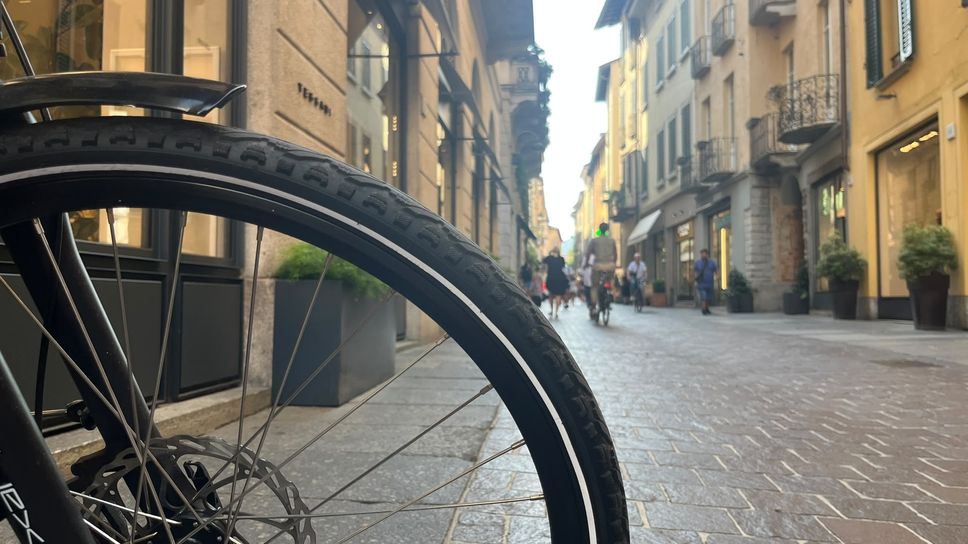 NovaComo lancia una biciclettata contro il divieto alle bici in centro storico