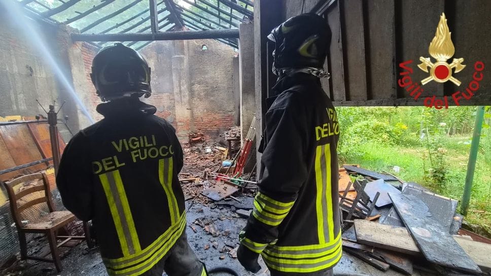 Fiamme in un garage in via Napoleona, vigili del fuoco sul posto e treni bloccati 