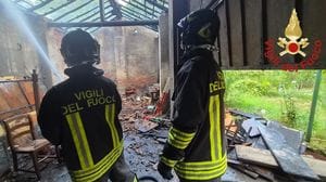 Fiamme in un garage in via Napoleona, vigili del fuoco sul posto e treni bloccati 