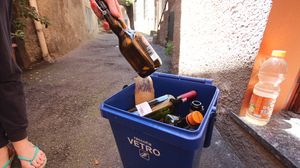 Raccolta del vetro, sale la protesta. «Quel chiasso all’alba è intollerabile»