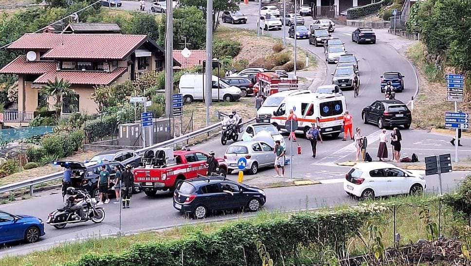 Incidente al bivio per Valbrona, tre feriti e traffico bloccato
