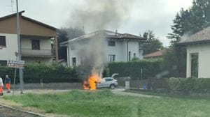 Auto in fiamme sulla rotatoria di via Bulgaro, strada chiusa