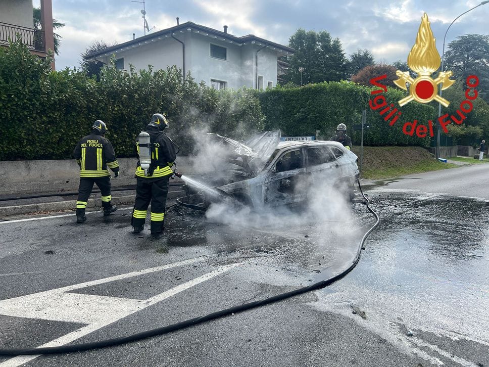 Auto in fiamme sulla rotatoria di via Bulgaro, strada riaperta