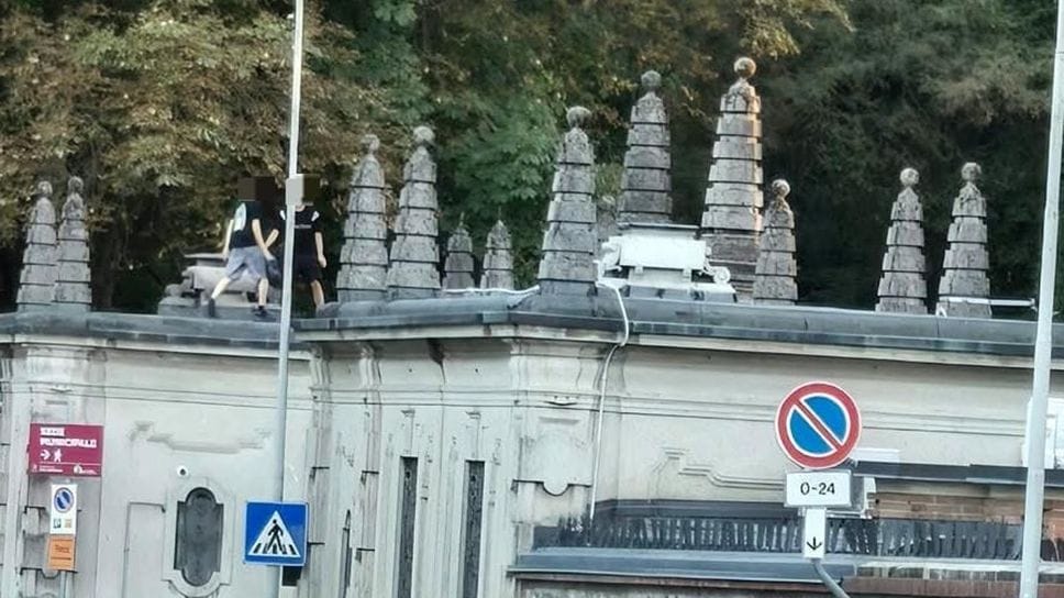 Giochi pericolosi sul tetto della villa. Poi pigne e rami gettati verso terra