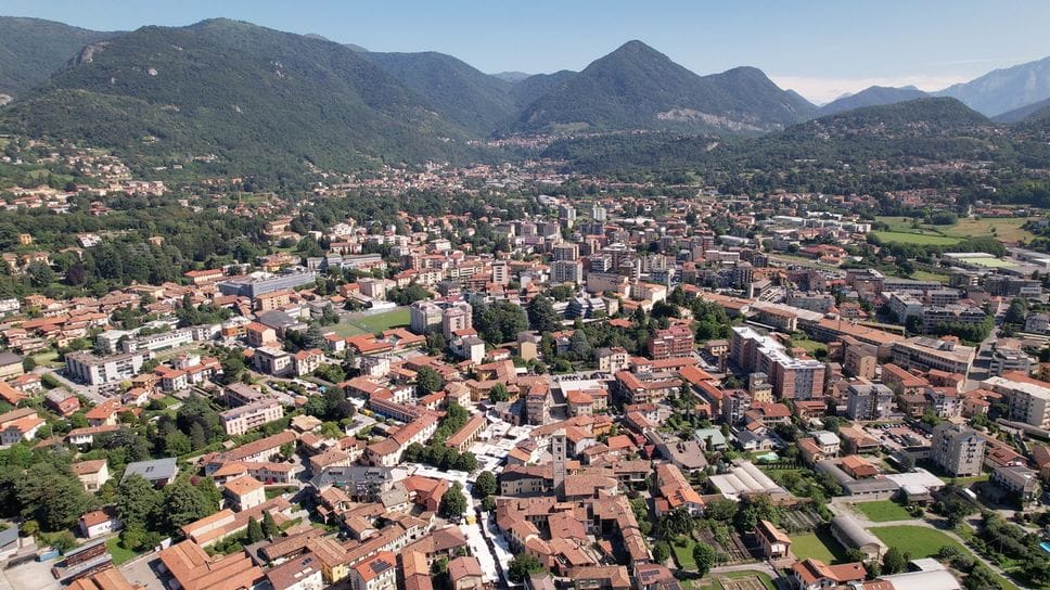 Guasto alla linea elettrica a Erba, tecnici al lavoro per la riparazione