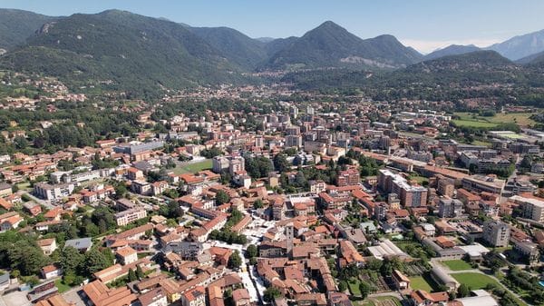 Guasto alla linea elettrica a Erba, tecnici al lavoro per la riparazione