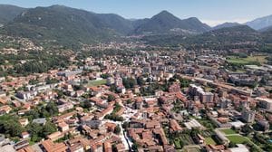Guasto alla linea elettrica a Erba, tecnici al lavoro per la riparazione