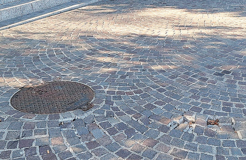 Lungolago sempre più a pezzi Porfido ballerino e ringhiere rotte
